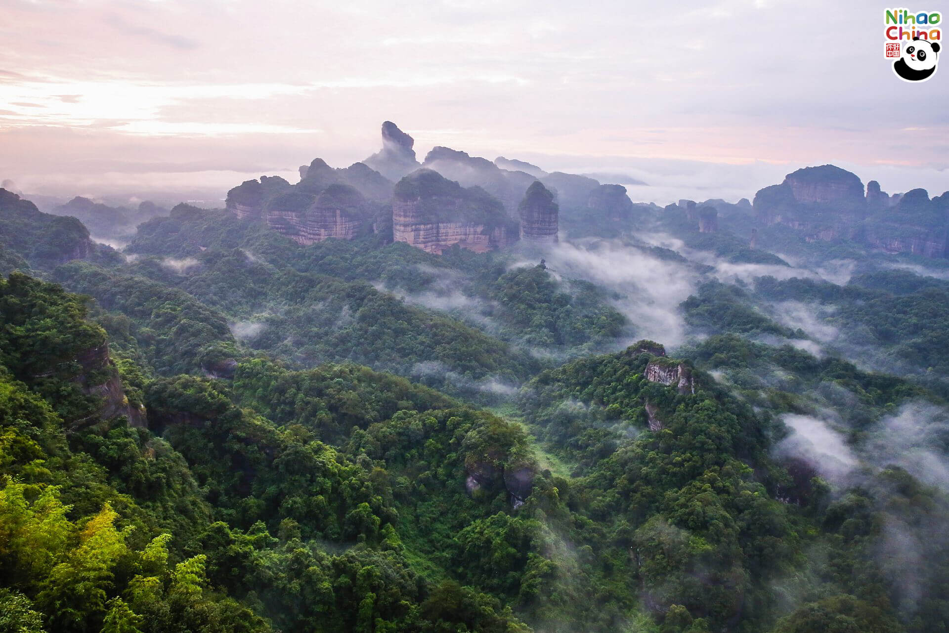 หลบหลีกจากความวุ่นวาย  ไปชมธรรมชาติกันที่ภูเขาตานเสีย (Danxia Mountain)  หรืออุทยานหินแดงแห่งชาติจีน  ในอำเภอเหรินฮว่า