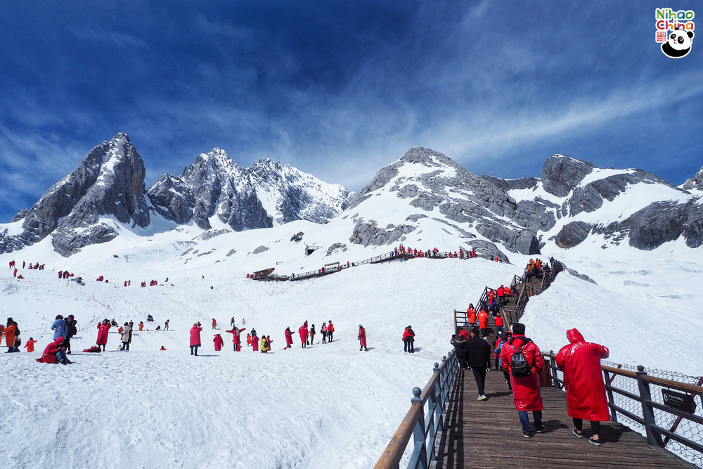 ภูเขาหิมะมังกรหยก (Jade Dragon Snow Mountain) เป็นสถานที่อีกแห่งหนึ่งที่ไม่ควรพลาด