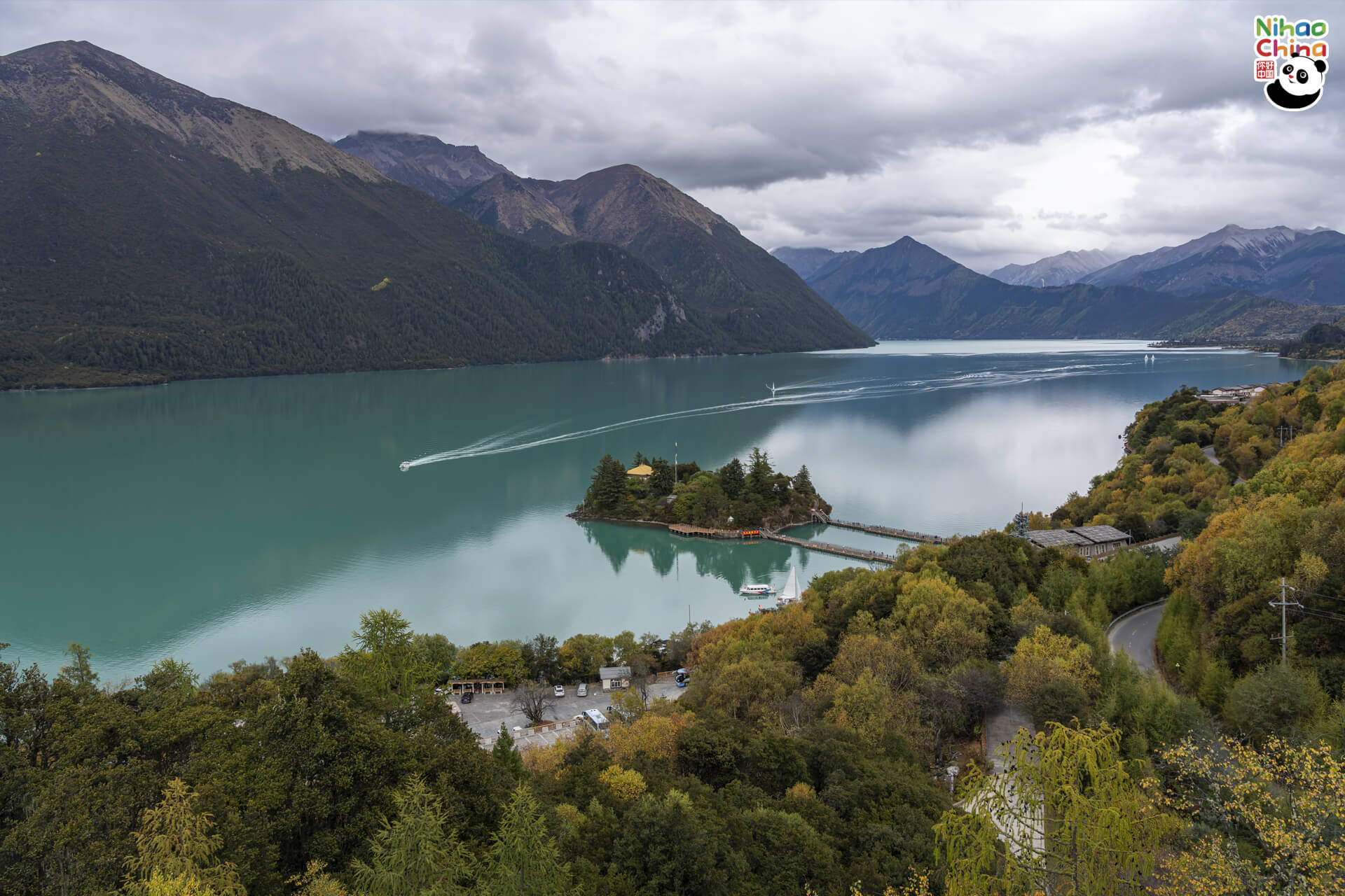 ทะเลสาบบาซัม (Basum Lake) หรือ ‘ปาซง’ ในภาษาทิเบตหมายถึง “สายน้ำสีเขียวมรกต”