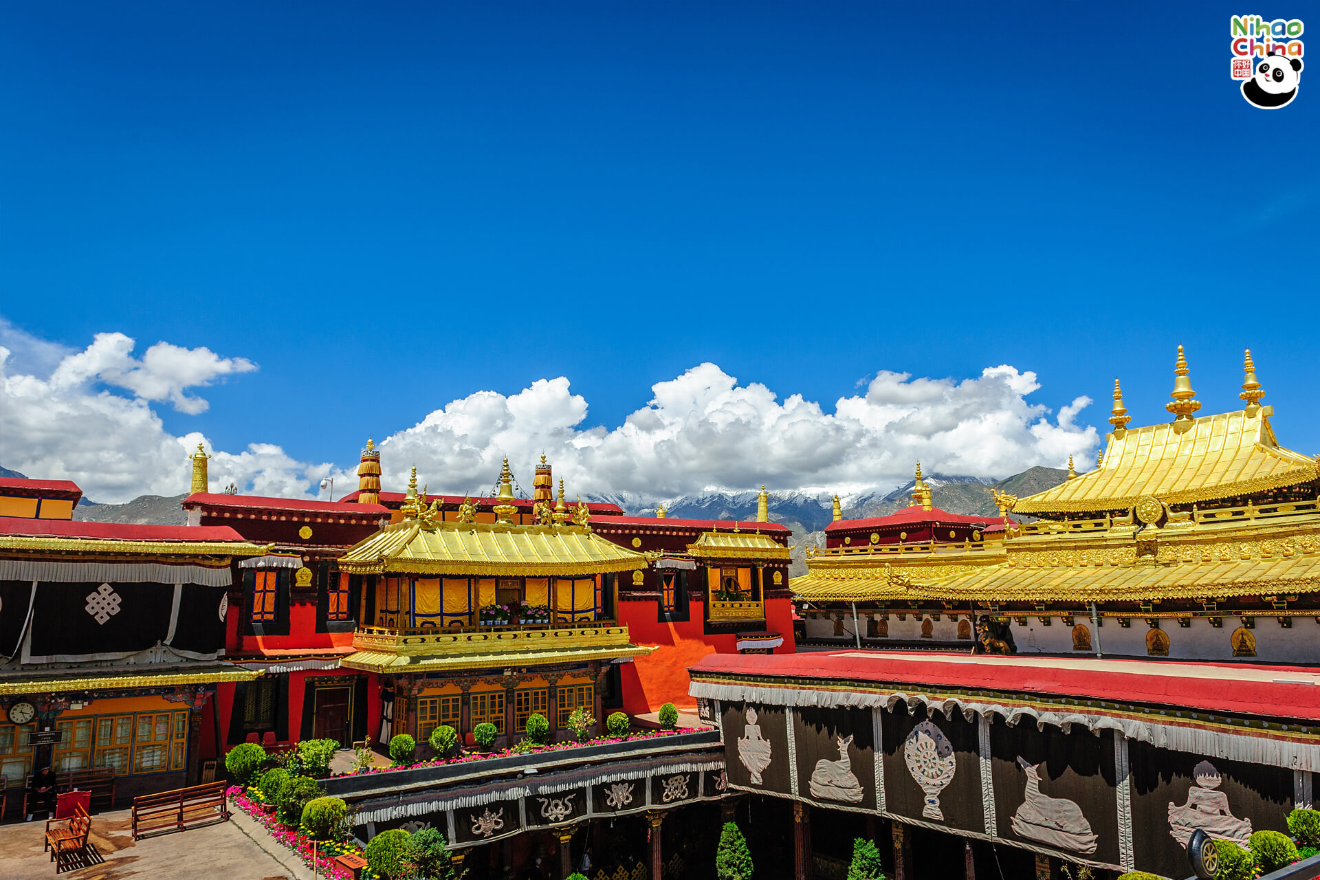 วัดโจคัง (Jokhang Temple) หรือที่ในภาษาจีนเรียก ‘ต้าเจาซื่อ’ เป็นวัดที่ถือเป็นศูนย์รวมจิตใจและศักดิ์สิทธิ์ที่สุดของชาวซีจ้าง