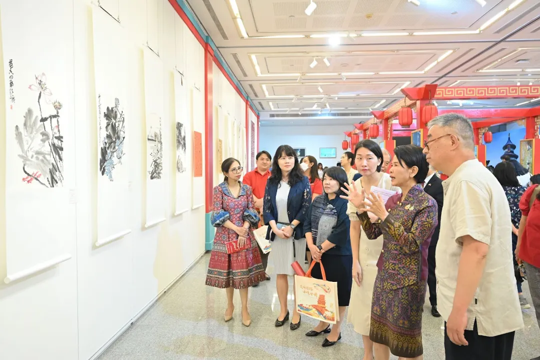 中泰嘉宾共同参观展览
