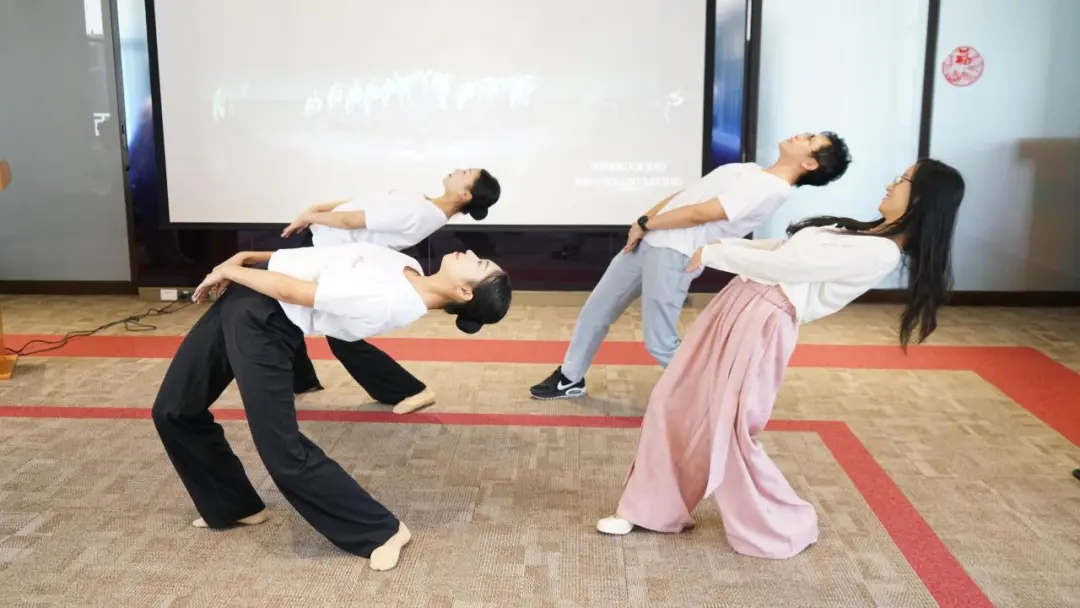 观众现场体验舞蹈动作