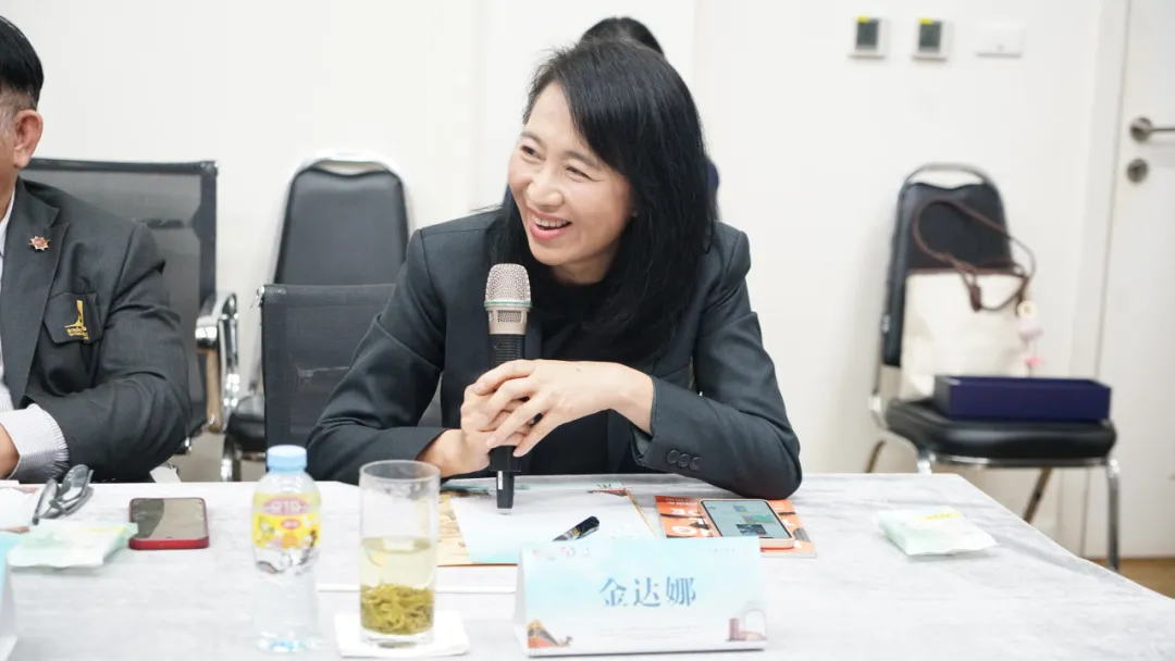 牛首山文化旅游区党工委书记贝淑芳

向泰国嘉宾介绍牛首山景区
