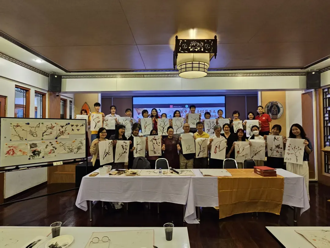 集体展示国画学习成果