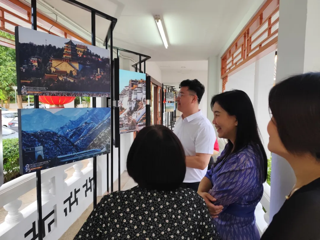 中泰嘉宾观看 “你好！中国——世界文化遗产” 主题图片展 