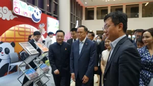 泰国总理阿努廷参观“你好！中国”展台