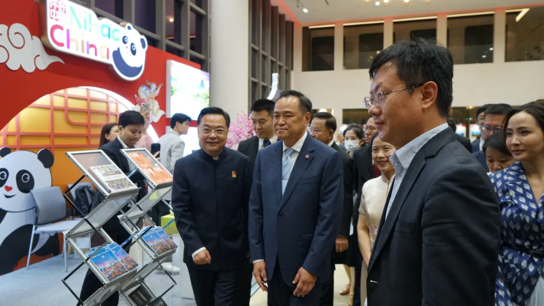 泰国总理阿努廷参观“你好!中国”展台