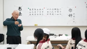 老师向学生详细介绍书法工具