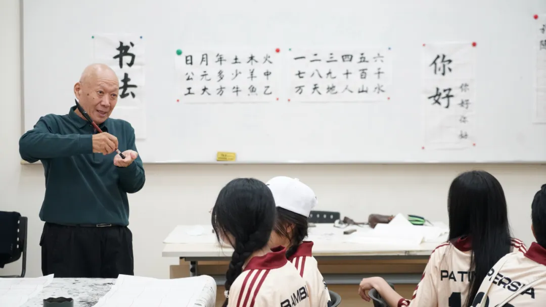 老师向学生详细介绍书法工具