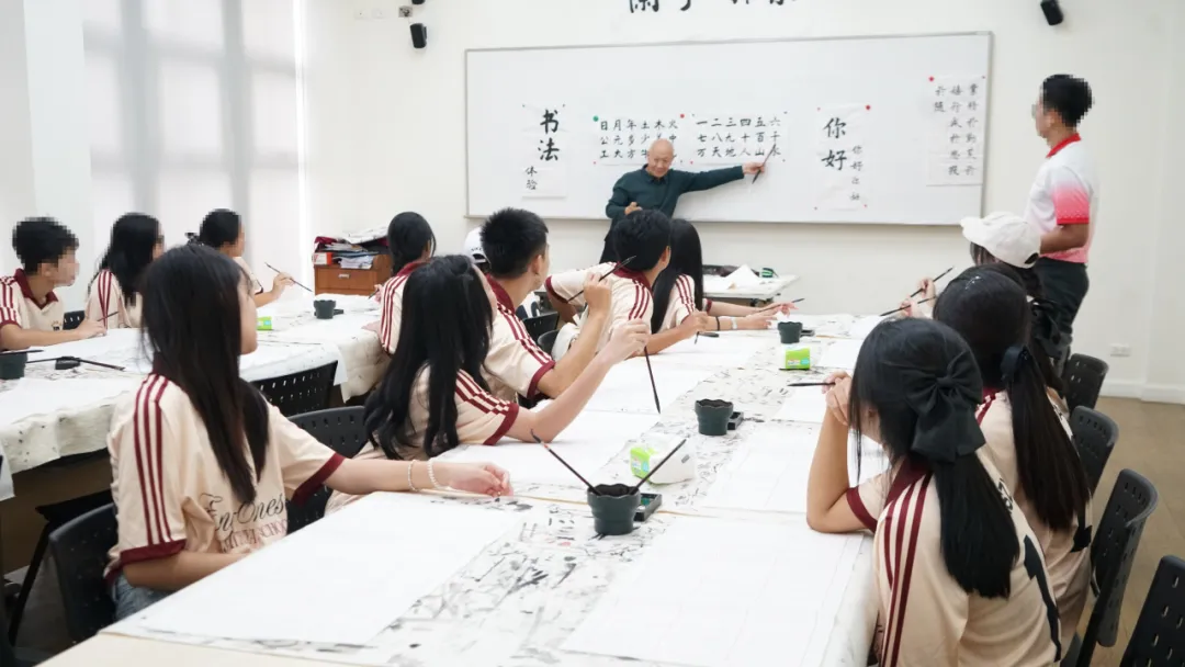 书法老师讲解汉字的书写