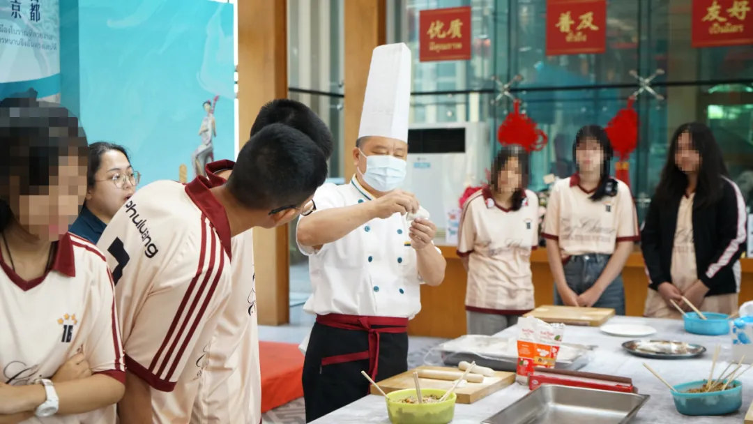 老师展示如何捏合饺子边缘