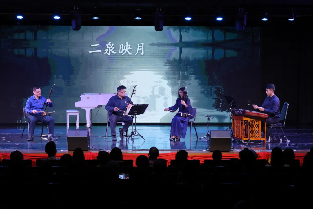 《二泉映月》在悠扬婉转的旋律中 缓缓奏响，音色低沉而深情