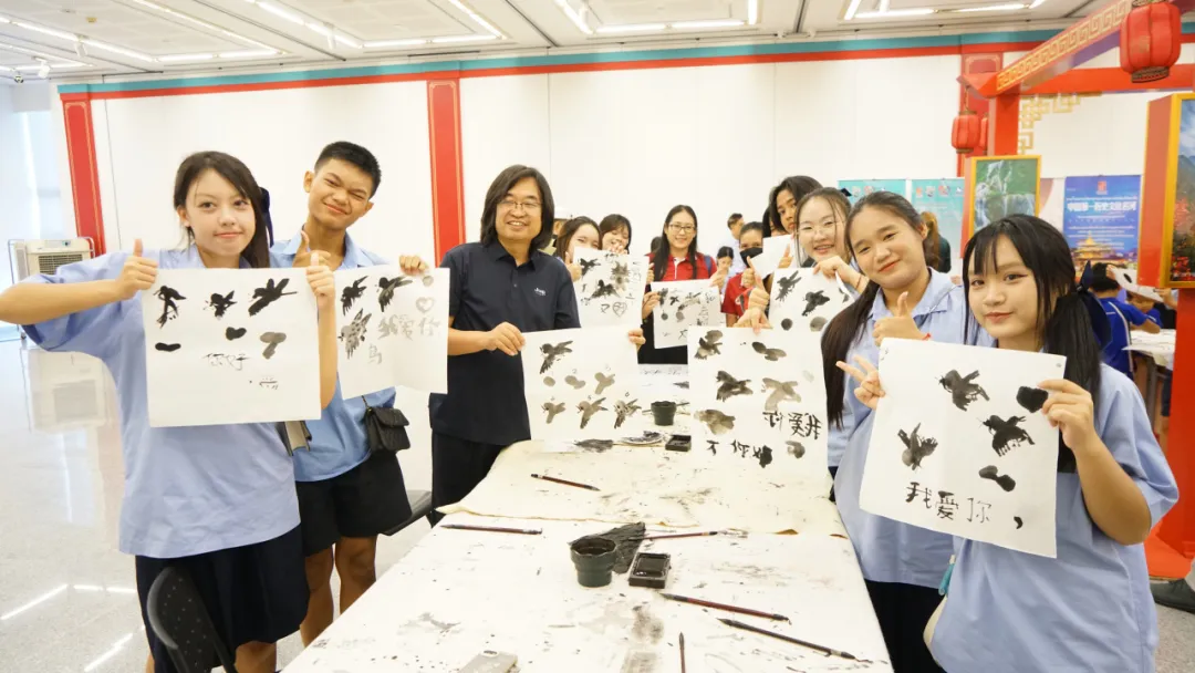 学生们与自己的国画作品